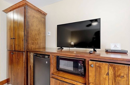 Vail Apartment | Ski-in/out studio w/mountain/creek view, fast WiFi, shared pool/hot tubs/laundry
