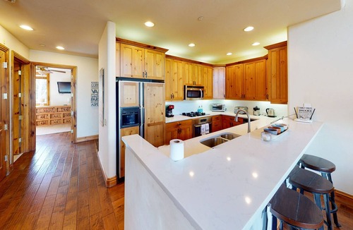 Edwards House | Ski-in/out townhome at Arrowhead Village with pool, hot tubs & golf