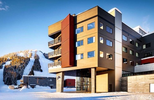 Rossland House | Ski-In/Ski-Out Adventure Stay | Upscale Boutique Vibes | Steps to Red Mountain