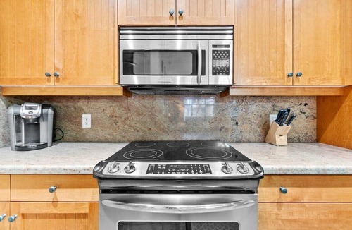 Big White Ski Resort Apartment | Ski Ya Later! | Private Hot Tub & Ski In/Ski Out