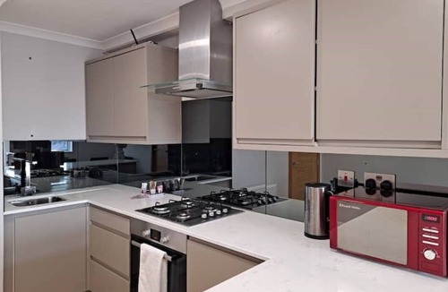 Golders Green Apartment | Sky & View in Golders Green