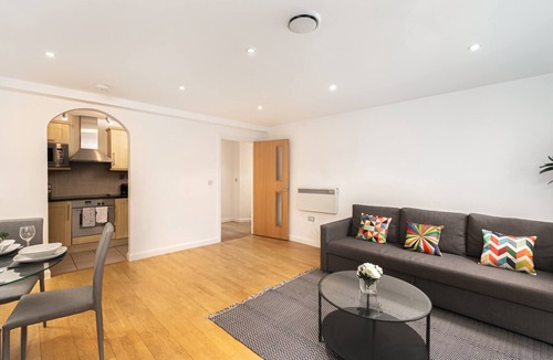 Barnet Apartment | Skyvillion - Spacious 2bed W balcony In Barnet