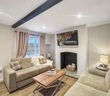 Grantham House | Sleeps 8 3bedroom House, Harlaxton Garden Driveway