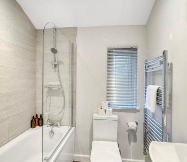 Grantham House | Sleeps 8 3bedroom House, Harlaxton Garden Driveway
