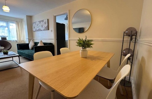 Fenny Stratford Apartment | Sleeps4-FreeParking-FamilyFriendly-WCAccessible