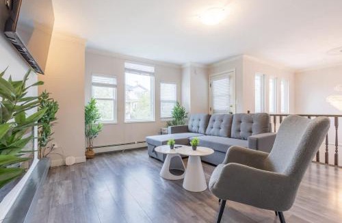 Sunset House | Soothing Minimalist Escape - Suite with Balcony & Fireplace