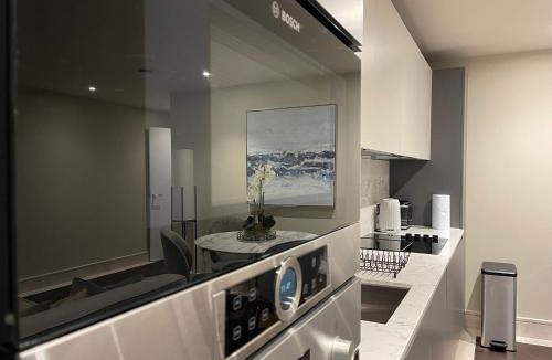 Chigwell Apartment | Sophisticated 1BR, 1 BA Chigwell Designer Flat CHCL F2