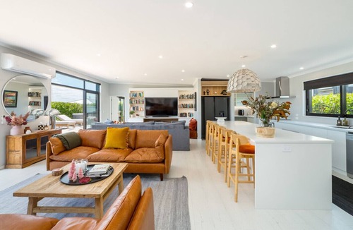 Martinborough Apartment | Sotally Tober Luxury Retreat | New Build, Spa, Walk to Square