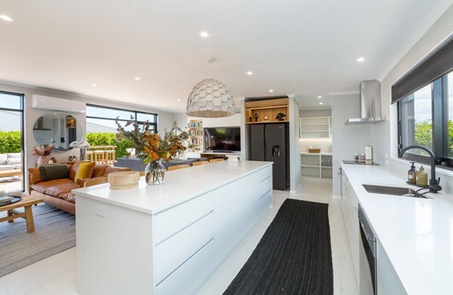 Martinborough Apartment | Sotally Tober Luxury Retreat | New Build, Spa, Walk to Square