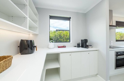 Martinborough Apartment | Sotally Tober Luxury Retreat | New Build, Spa, Walk to Square