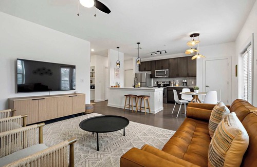 South Lamar Condo | South Lamar Condo | Sauna |Cold Plunge| Pickleball