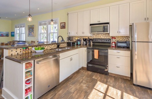 Uptown - Upper Duval House | *SOUTHERNMOST HOSPITALITY V* 5BR/5BA & Pool + LAST KEY SERVICES.