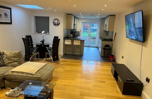 Southgate House | Southgate Home - Sleeps 14 - Parking - Central