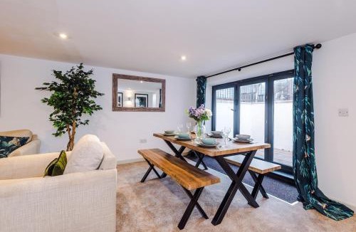 Lillington House | Spa Lodge - Stunning 3Bed Oasis, Driveway Parking, Garden