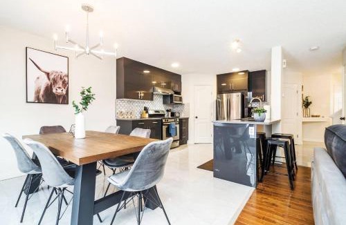 Southeast Edmonton Villa | Spa Oasis Home - Hot Tub - King Bed - AC - BBQ - Garage!