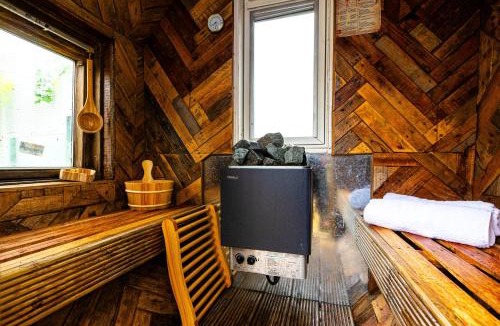 Barkingside House | Spa Retreat w Jacuzzi & Sauna Near Central Line