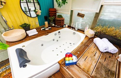 Barkingside House | Spa Retreat w Jacuzzi & Sauna Near Central Line