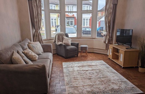 Bowes House | Spacious 10-Guest Home in N13 – Stylish, Comfortable & Great Location