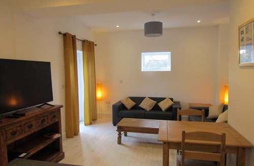 Rottingdean Apartment | Spacious 2 bed flat with free Parking in Rottingdean