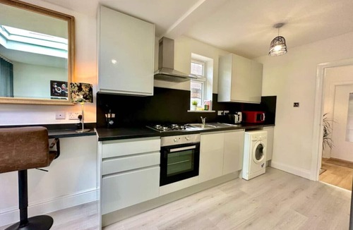 Welsh Harp Apartment | Spacious 2-bedroom flat with parking, near top event venues