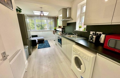 Welsh Harp Apartment | Spacious 2-bedroom flat with parking, near top event venues