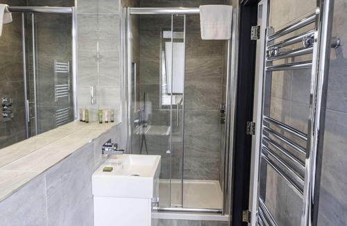 Stepney Green Apartment | Spacious 2-Bedroom Executive Apartment – Ideal for Business Travellers