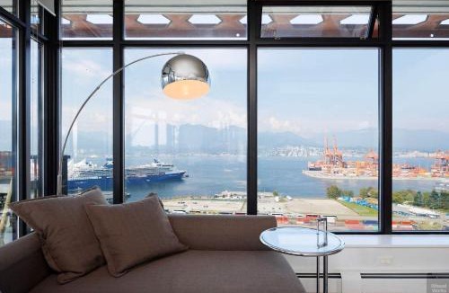 Gastown House | Spacious 2BD in Vancouver Patio with Ocean View
