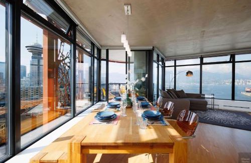 Gastown House | Spacious 2BD in Vancouver Patio with Ocean View