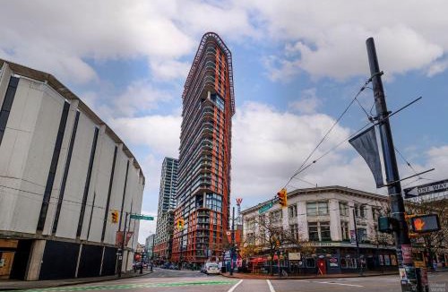 Gastown House | Spacious 2BD in Vancouver Patio with Ocean View