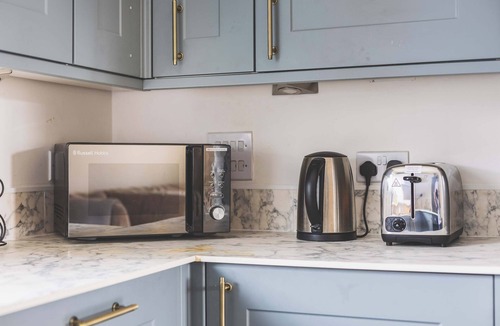 Yiewsley Apartment | Spacious 2BDR 2Bath Apt with Parking Near Heathrow