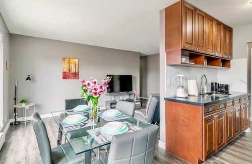 Rosedale Apartment | Spacious 2BR Apt with King bed - near DT Hamilton!