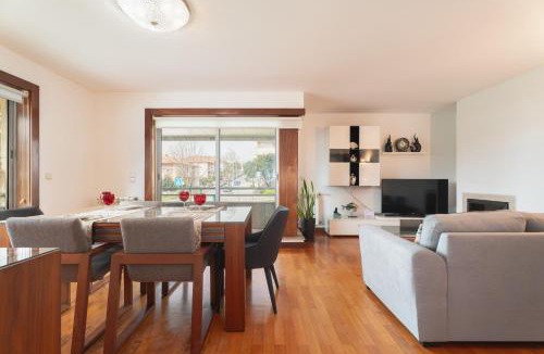 Lordelo do Ouro e Massarelos Apartment | Spacious 2BR Apt with Free Parking in Porto