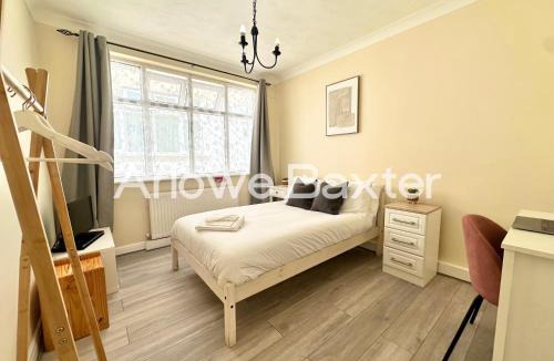 Harold Wood Apartment | Spacious 2BR Flat in Harold Wood