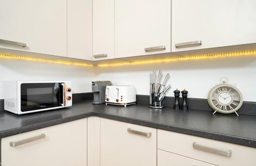 Wembley Central Apartment | Spacious 2BR I Short Walk to Stadium I Sleeps 8