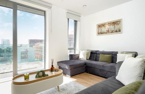 Wembley Central Apartment | Spacious 2BR I Short Walk to Stadium I Sleeps 8