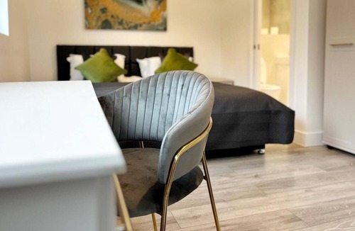 Bushey Apartment | Spacious 3 bed Duplex Apartment - 18 mins from Central London - sleeps 8