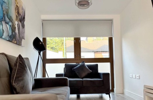 Bushey Apartment | Spacious 3 bed Duplex Apartment - 18 mins from Central London - sleeps 8