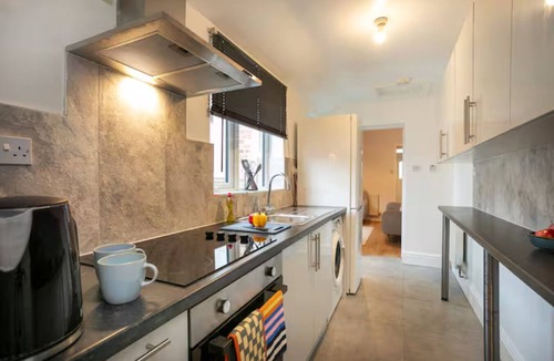 Sneinton House | Spacious 3-Bed Home Near Nottingham City Centre - Pass the Keys