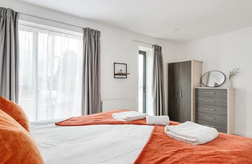 Canning Town Apartment | Spacious 3-Bed Home Near ExCeL London