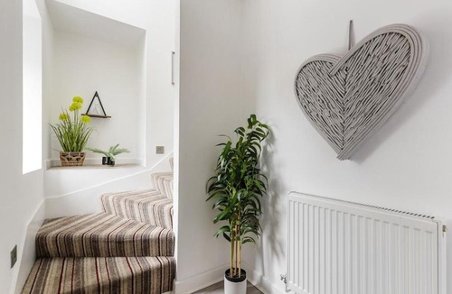 Canning Town Apartment | Spacious 3-Bed Home Near ExCeL London