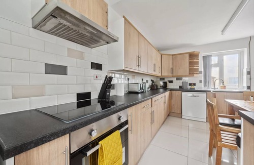 Littlemore House | Spacious 3 Bed Semi Detached House in Oxford for Upto 7 Guests