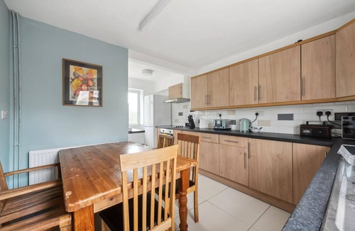 Littlemore House | Spacious 3 Bed Semi Detached House in Oxford for Upto 7 Guests
