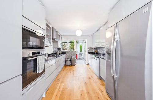 Woodberry Down Apartment | Spacious 3-Bedroom House w/Garden & Parking