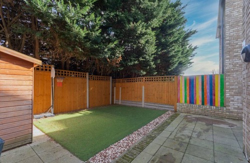 High Barnet House | Spacious 3 Bedroom Terraced House, Great Transport Links and Amenities Close by