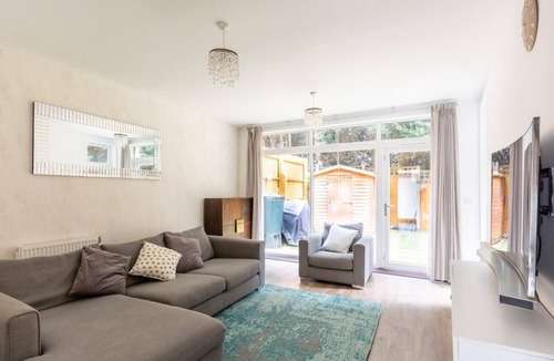 High Barnet House | Spacious 3 Bedroom Terraced House, Great Transport Links and Amenities Close by