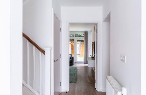 High Barnet House | Spacious 3 Bedroom Terraced House, Great Transport Links and Amenities Close by