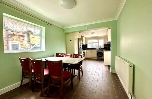 Bicester House | Spacious 3 double bedroomed house in Bicester