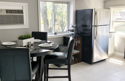 Walkerville Apartment | Spacious 3BA/2BA apartment in Olde Walkerville.