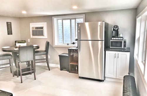 Walkerville Apartment | Spacious 3BA/2BA apartment in Olde Walkerville.