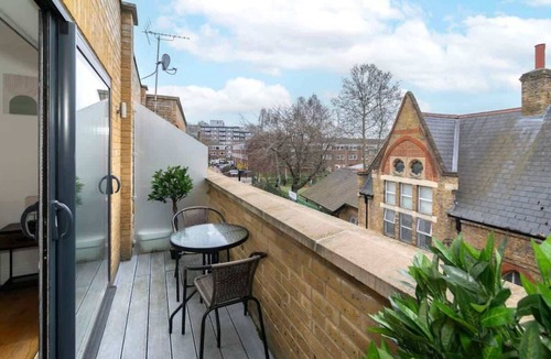 Weavers Apartment | Spacious 3BR, 2 Bath Apartment w/Balcony Sleeps 6